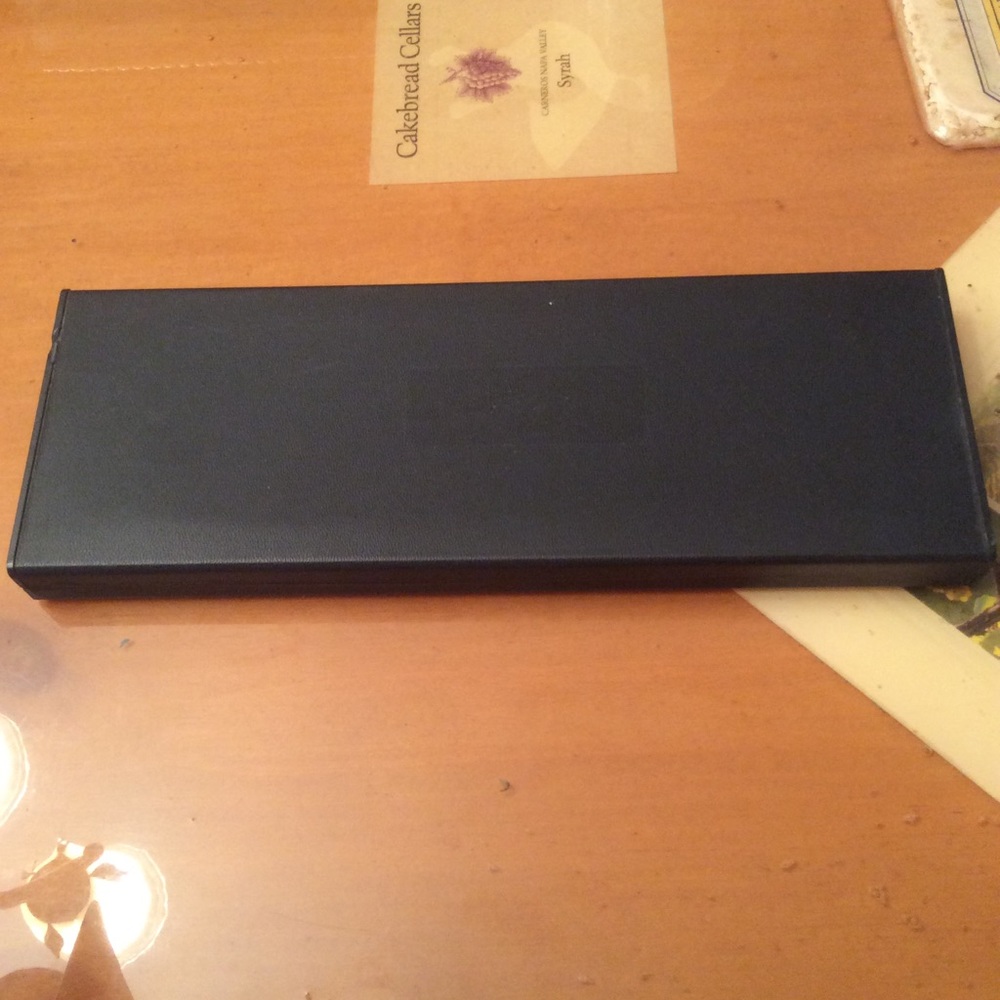 LADIES WATCH WITH 6 LEATHER WATCH BANDS, NEW - Picture 6 of 7